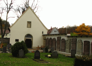 Friedhofskirche mit Wand der Grabmäler